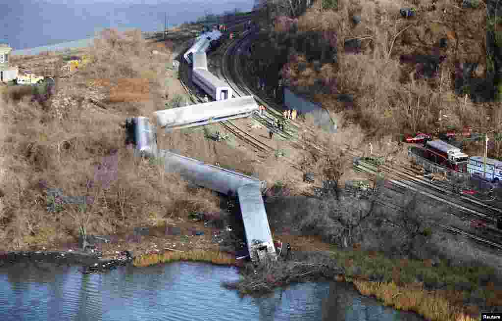 Tim SAR memeriksa tempat tergelincirnya kereta Metro-North di Bronx, New York, 1 Des., 2013.