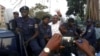 Mike Mukebayi (simisi ye pembe), ntoma ya etuka ya Kinshasa akangemi mpe amemami na boloko ya Makala, Kinshasa, 16 septembre 2019. (Serge Fikiri Kitongo)