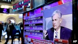 Le président de la Réserve Fédérale, Jerome Powell, à l'Economic Club de Chicago, sur un écran à la Bourse de New York, le 6 avril 2018.