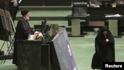 Presiden Iran Ebrahim Raisi berbicara di hadapan anggota parlemen Iran dalam sebuah pertemuan di Teheran, pada 22 Januari 2023. (Foto: Majid Asgaripour/WANA (West Asia News Agency) via Reuters)