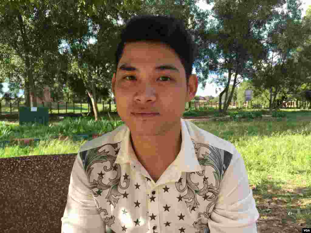 លោកកែ ចាន់គ្រឹស្នា អាយុ២៥ឆ្នាំ ប្រជាពលរដ្ឋរស់នៅក្នុងឃុំគោកចក និងដែលជាបុគ្គលិកក្រុមហ៊ុនឯកជនបានប្រាប់ VOAថា លោកចង់ឲ្យគណបក្សសង្គ្រោះជាតិមានតួនាទីខ្លះនៅក្នុងការដឹកនាំប្រទេស។ (ផន បុប្ផា/VOA)