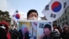 Pristalica opozvanog južnokorejskog predsednika Jun Suk Jola drži plakat sa Junom i novoizabranim predsednikom SAD Donaldom Trampom koji se prevodi kao "Reagovao je slanjem svojih posebnih pozdrava narodu Južne Koreje", u Seulu 6. januara 2025.