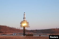 김정은 국무위원장이 지난 12일 북한의 신형 중장거리 전략탄도미사일(IRBM)인 '북극성 2형' 시험발사를 현지지도했다고 조선중앙통신이 13일 보도했다.