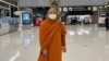 ព្រះតេជគុណ បូរ បេត ថតរូបនៅព្រលានយន្តហោះក្នុងប្រទេសថៃ មុនចាកចេញទៅប្រទេសស្វីស កាលពីថ្ងៃទី១២ ខែធ្នូ ឆ្នាំ២០២១។ (រូបថតដោយមេធាវីជនជាតិថៃ ដែលត្រូវបានផ្តល់សិទ្ធិឲ្យប្រើប្រាស់ដោយព្រះតេជគុណ បូរ បេត)