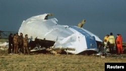 Spasioci i istražitelji pretražuju područje oko pilotske kabine aviona kompanije Pan Am na polju istočno od Lokerbija, Škotska, 23. decembar 1988. (Foto: ARHIVA / Rojters / Greg Bos)
