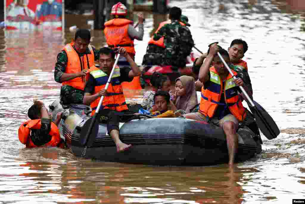 Tim penyelamat mengevakuasi warga dengan menggunakan perahu karet dari daerah permukiman yang terendam banjir, menyusul hujan lebat di Jakarta. (Willy Kurniawan/ Reuters)
