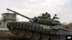 Sebuah tank milik pasukan militer Rusia melintas di wilayah Krasnodar dalam latihan militer yang diadakan pada 14 Desember 2021. (Foto: AP)