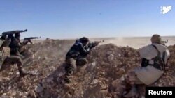 Para pejuang Suriah dari Pasukan Demokratik Suriah (SDF) mengepung posisi militan ISIS (foto: dok). 