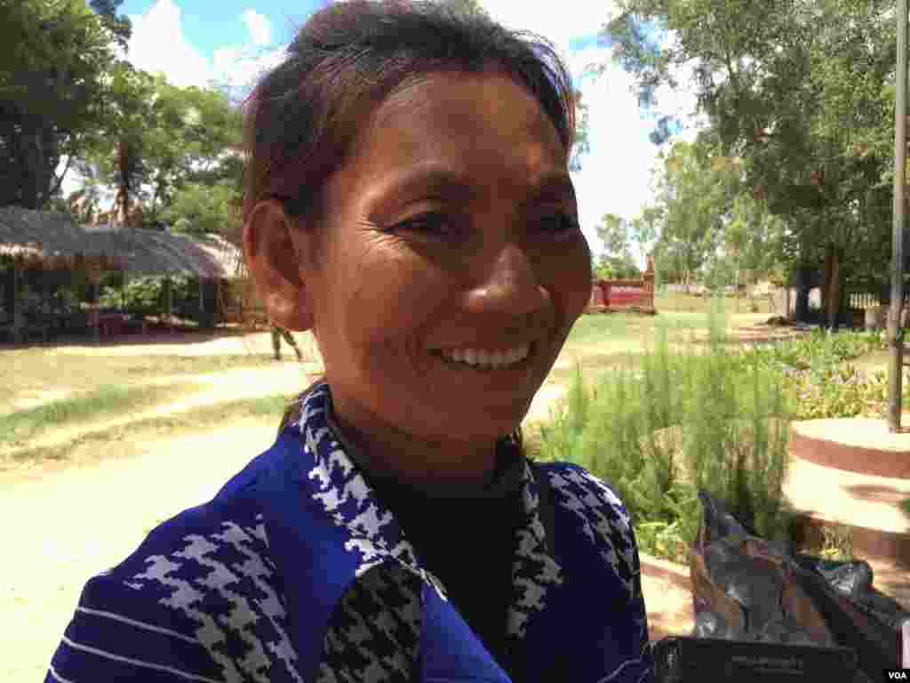 លោកស្រីកែវ សាវ៉ៃ អាយុ៤២ឆ្នាំ អ្នកលក់ទឹកអំពៅនៅក្នុងឃុំបាគងមាន ស្រុកព្រះបាគងបានប្រាប់VOAថា លោកស្រីបោះឆ្នោត ដើម្បីជ្រើសរើសយកមេដឹកនាំថ្នាក់ឃុំ ដែលអាចជួយរកការងារឲ្យប្រជាពលរដ្ឋនៅក្នុងឃុំ និងសាងសង់ផ្លូវបន្ថែម។ (ផន បុប្ផា/VOA)