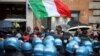 Pemilik usaha kecil dan restoran melakukan unjuk rasa untuk memrotes penerapan kembali lockdown akibat lonjakan COVID-19, di Roma, Italia Senin (12/4).