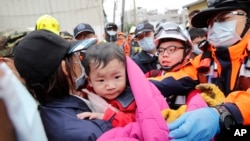台湾台南２０１６年２月６日发生地震之后，一个幼儿从一所倒塌楼房中被救出。