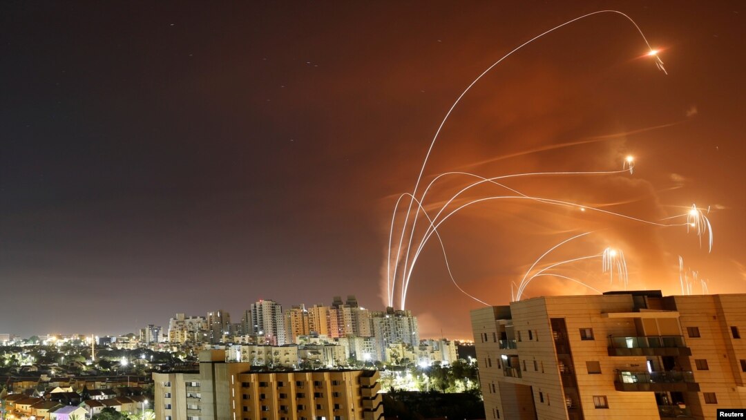 Trayectorias de misiles lanzados desde la Franja de Gaza e interceptados por sistemas de defensa israelíes iluminan el cielo en Ashkelon, Israel, el 12 de mayo de 2021.