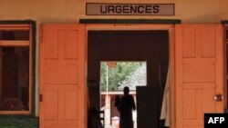 Une femme déplacée interne d'Afrique centrale emmène un enfant dans une salle d'urgence de l'hôpital géré par MSF (Médecins Sans Frontières) à Bangassou, Centrafrique, 26 mai 2017.
