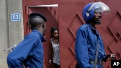 La police au distrcit de Nyakabiga, Burundi, 4 mai 2015. 