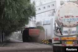 Sebuah truk mengangkut batu bara di pembangkit listrik tenaga uap (PLTU) batu bara di Shenyang, provinsi Liaoning, China.