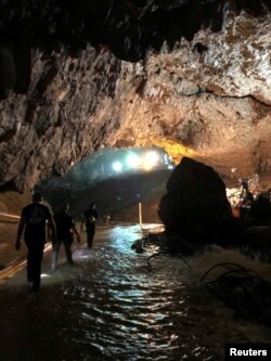 Petugas penyelamat menyusuri kawasan dalam kompleks Gua Tham Luang di Chiang Rai, Thailand, saat melanjutkan misi pencarian anggota tim sepakbola yang terperangkap, 9 Juli 2018. (Foto: dok-sosial media).