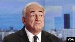 Dominique Strauss-Kahn saat melakukan wawancara pertama dengan stasiun TV Perancis, TF1 sejak bebas dari tuduhan perkosaan di New York, 18/9. (Foto:dok) 