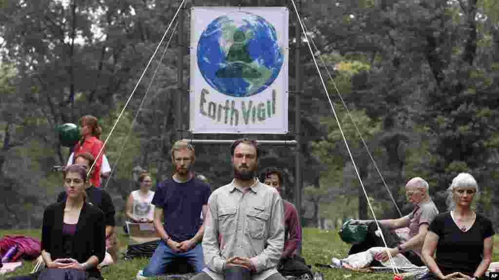 Para demonstran berkumpul di Central Park sebelum melakukan Pawai Iklim di New York (21/9).(AP/Jason DeCrow)&nbsp; 