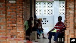 Watu ambao wanashukiwa kuwa na virusi vya Ebola wanangojea kupatiwa matibabu katika kituo cha afya Bikoro, DRC Mei 13, 2018.