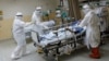 Para petugas medis mengenakan baju pelindung bersiap memindahkan pasien ke ruang bedah, dari Unit Perawatan Intensif untuk pasien Covid-19, di Rumah Sakit Persahabatan di Jakarta, 13 Mei 2020.(Foto: Reuters)