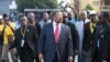 L’opposant Jean Ping, au centre, au milieu de ses partisans et gardes du corps à Libreville, Gabon, 5 juillet 2017.