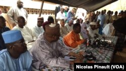 Ouhoumoudou Mahamadou, directeur de campagne du président nigérien Mahamadou Issoufou, lors d'une conférence de presse au quartier Château neuf de Niamey, le 24 février 2016. (VOA/Nicolas Pinault)