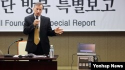 17일 서울에서 열린 유진벨 재단 방북 특별보고 기자회견에서 인세반 유진벨 재단 회장이 결핵 진단 장비를 설명하고 있다.