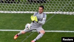 Le gardien de but brésilien Julio Cesar repousse un penalty du Chilien Mauricio Pinilla lors du 16e match de la Coupe du Monde 2014 au stade Mineirao à Belo Horizonte le 28 juin, 2014.