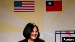 Presiden Taiwan Tsai Ing-wen berbicara di Los Angeles Overseas Chinese Banquet selama kunjungan di Los Angeles, California, AS, 12 Agustus 2018. (Foto: REUTERS/Ringo Chiu)