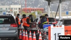 Para pekerja federal pemerintah AS bersiap mendapatkan suntikan vaksin COVID-19 di Oakland, California, 16 Februari 2021. (Foto: Reuters/Nathan Frandino)