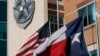 ARCHIVES - Un drapeau américain et un drapeau du Texas sont en berne devant le quartier général de la police de Dallas, le 8 juillet 2016
