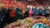 Presiden China Xi Jinping berbicara kepada warga saat ia mengunjungi pasar makanan di Shenyang, Provinsi Liaoning, pada 23 Januari 2025, menjelang Tahun Baru Imlek. (Kantor Berita Xinhua melalui AP)
