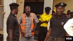 Des soldats nigérians recueillent des témoignages dans la zone où des kamikazes ont fait exploser des bombes à Kano, au Nigeria, le mercredi 10 décembre 2014. 