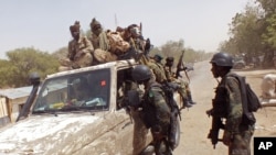 Soldats tchadiens et camerounais luttant contre Boko Haram près de Fotokol, à la frontière entre le Nigeria et le Cameroun, le 19 février 2015. 