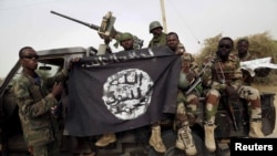 Sojojin Najeriya rike da tutar 'yan Boko Haram da suka kwato 