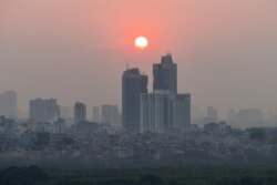 지난 9월 베트남 하노이의 빌딩 위로 해가 지고 있다.