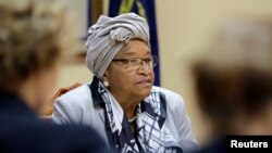 L'actuelle présidente du Liberia Ellen Johnson Sirleaf donne une conférence de presse à Monrovia, Liberia, le 12 octobre 2017. 