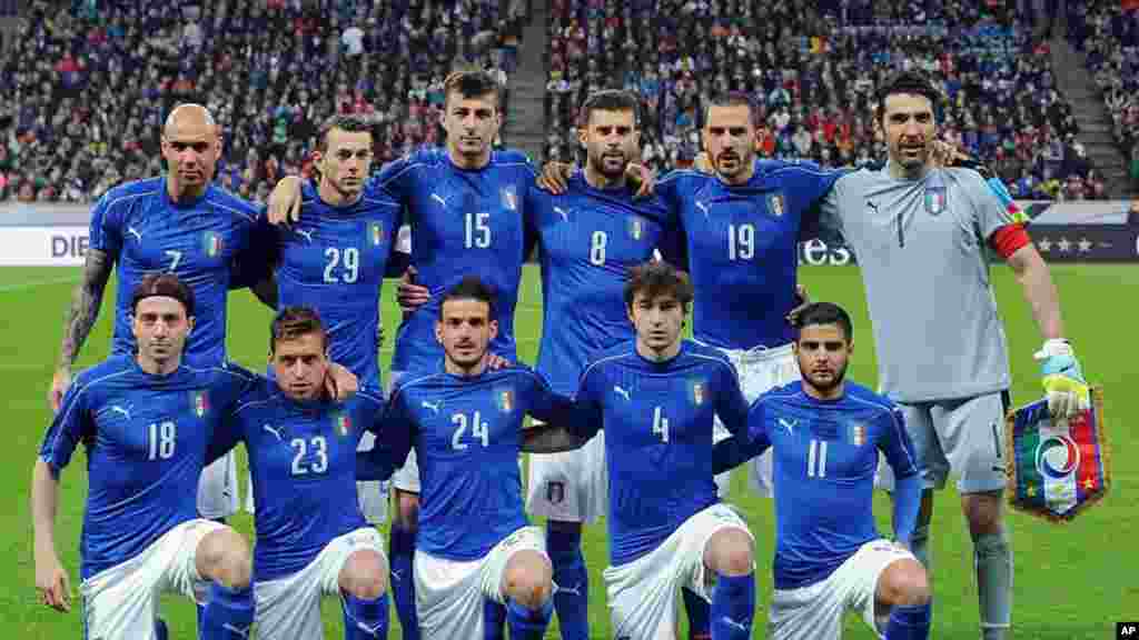 L&#39;équipe italienne avant le match entre l&#39;Italie et la Suède, le 13 novembre 2017.