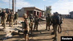 Les forces irakiennes sur les lieux de l'attentat dans l'est de Mossoul, en Irak, le 22 décembre 2016.