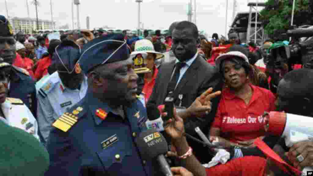 Le chef d'état-major de l'armée nigériane, maréchal de l'air Alex S. Badeh, centre, prend la parole lors d'une manifestation demandant au gouvernement de sauver les jeunes filles enlevées de l'école secondaire publique de Chibok, à Abuja, au Nigeria, le lundi 26 mai 2014. (AP Photo / Gbenga Olamikan)