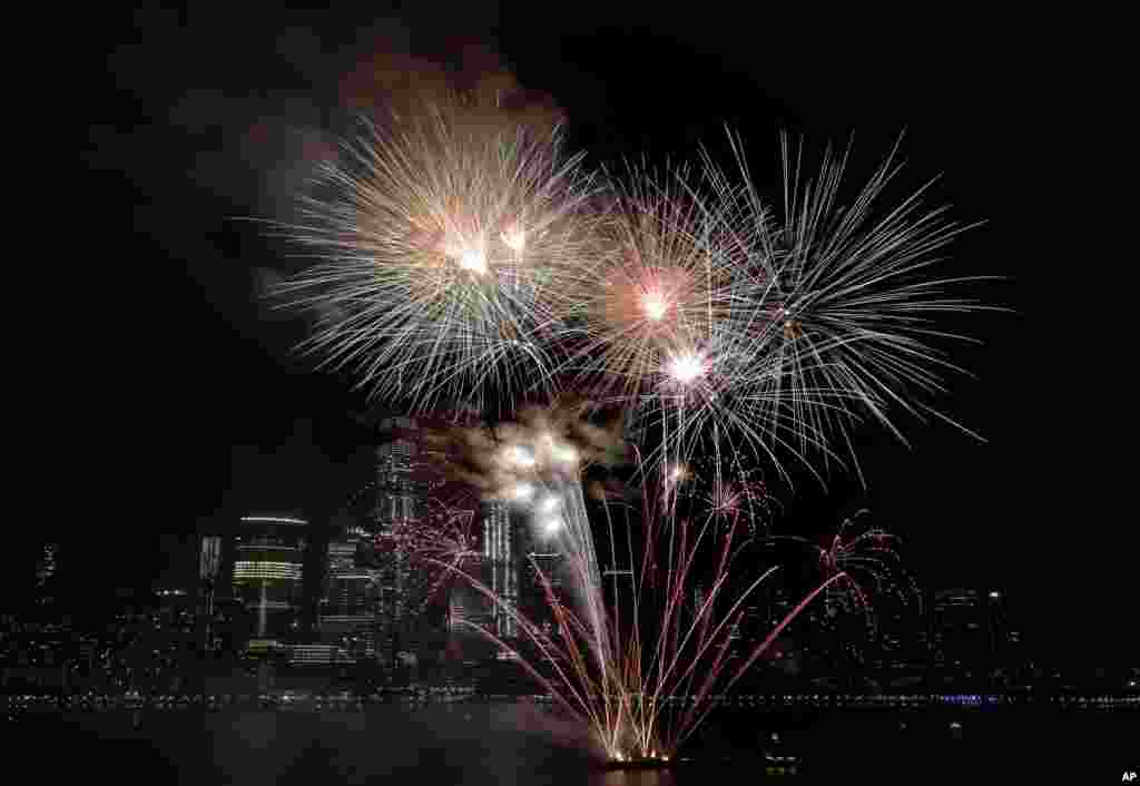 Amurukawa na ci gaba da murnar tunawa da ranar samun 'yancin kai a duk fadin kasar inda suka yi wasani da wuta a sararin samaniyya a filin Hudson River dake Jersey City a ranar 4 ga watan Yuli na shekarar 2017. 