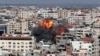 Asap dan api membumbung selama serangan udara Israel, di tengah kekerasan Israel-Palestina, di Kota Gaza, 14 Mei 2021. (Foto: Reuters)