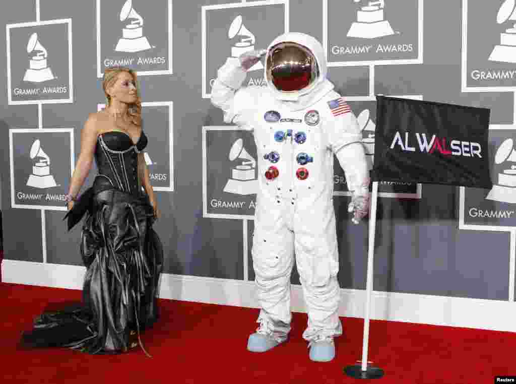 Penyanyi Olga Levit melihat ke arah DJ Al Walser, yang dinominasikan untuk katagori musik dansa terbaik, memberikan penghormatan kepada para juru foto pada saat tiba di Acara Grammy Awards ke-55 Los Angeles (10/2).