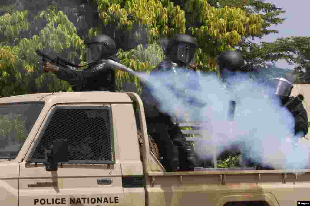 La police a lancé des grenades à gaz lacrymogène lors d’une manifestation de l’opposition contre la révision constitutionnelle à Ouagadougou, Burkina Faso, le 28 octobre 2014.