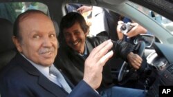 Le président Abdelaziz Bouteflika, à gauche, et son frère Said à Alger, le 10 avril 2009.