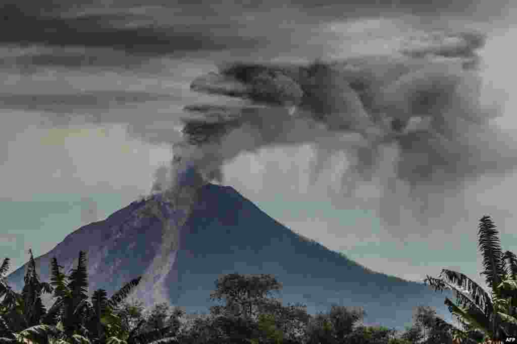 ភ្នំភ្លើង Sinabung បញ្ចេញផេះដ៏ក្រាស់ឃ្មឹកនៅក្រុង Karo ខេត្តស៊ូម៉ាត្រាភាគខាងជើង ប្រទេសឥណ្ឌូនេស៊ី។ 
