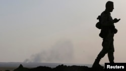 Kepulan asap hitam terlihat di sekitar lokasi serangan udara AS di wilayah yang dikuasai militant ISIS di Khazir, pinggir kota Mosul, 16 September 2014 (Foto: dok).