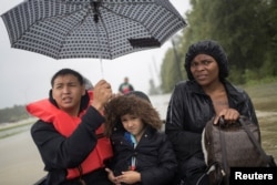 Residentes en este de Houston, Texas, son rescatados por un barco en las crecientes aguas de la inundación causadas por la tormenta tropical Harvey el 28 de agosto de 2017.