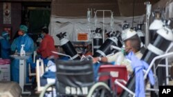 Para petugas kesehatan mengenakan alat pelindung diri di unit gawat darurat di Steve Biko Academic Hospital di Pretoria, Afrika Selatan, 11 Januari 2021. 