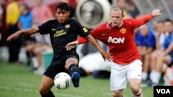Pemain MU Wayne Rooney, berbaju merah berusaha merebut bola dalam pertandingan World Football Challenge 2011 di Landover, Maryland, Amerika, bulan Juli lalu. (Foto:dok)